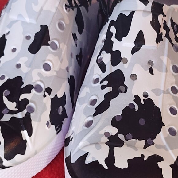 DSG Youth White Gray and Black Camo Non Marking Sole EVA Slip On Shoes Size 11K - Picture 2 of 16